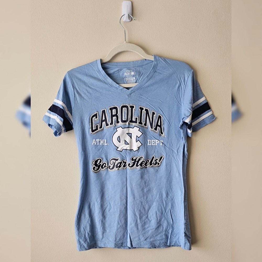 UNC ProEdge Women's Slim Fit V-Neck Tee (L)